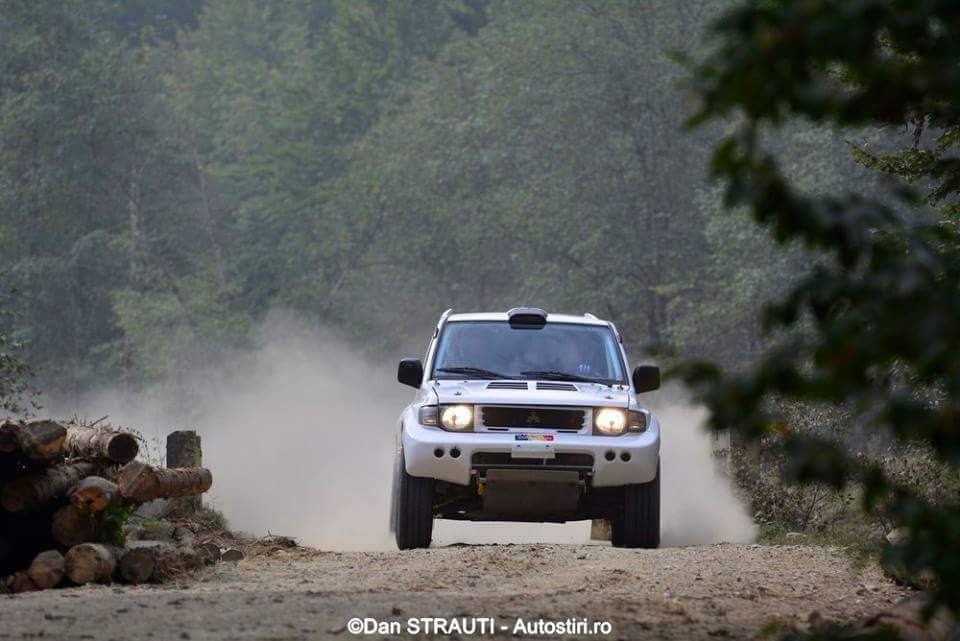 Mitsubishi Pajero Evolution in azione durante il collaudo in Romania