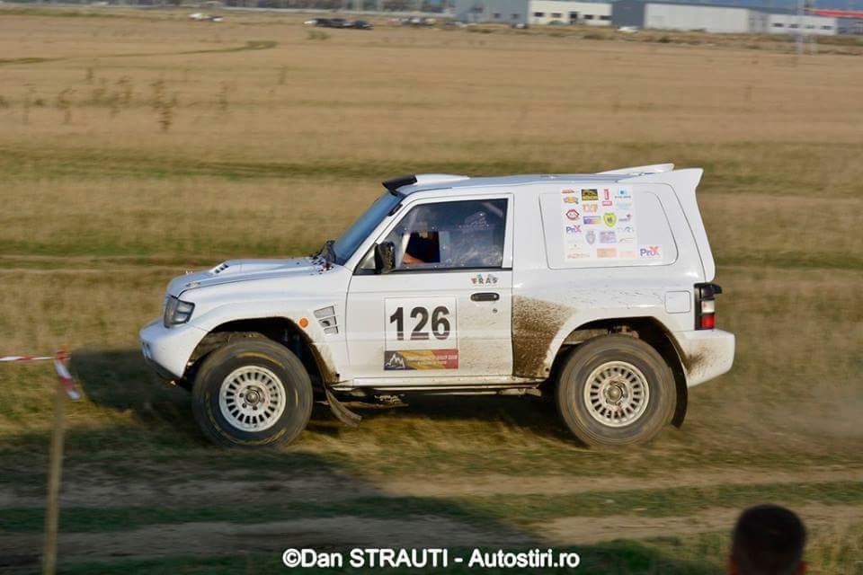 Pajero Evolution numero 126 in gara sui terreni della Romania