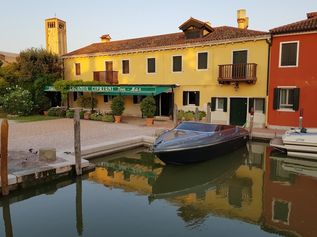 Mostes 29 ormeggiato in un canale veneziano