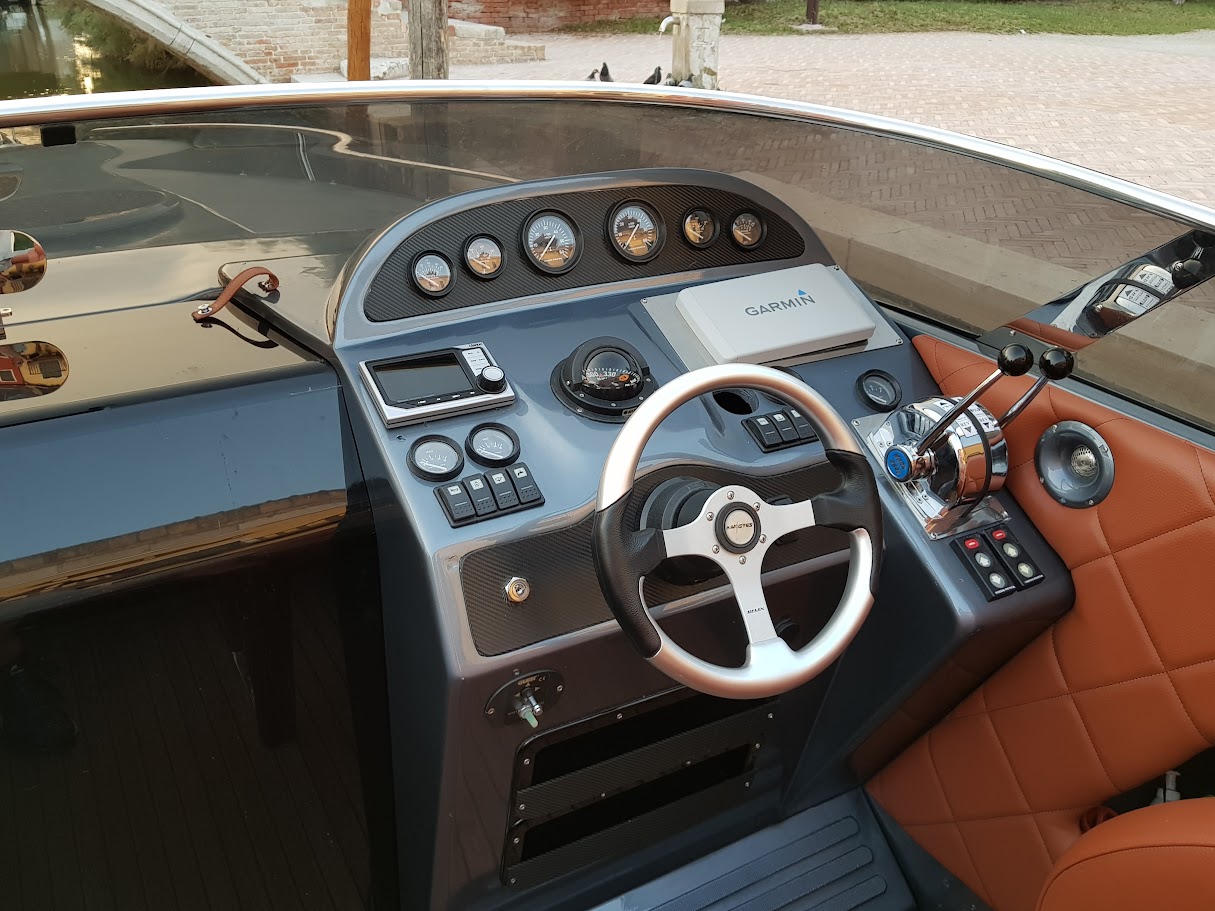 Postazione di guida con strumentazione Garmin