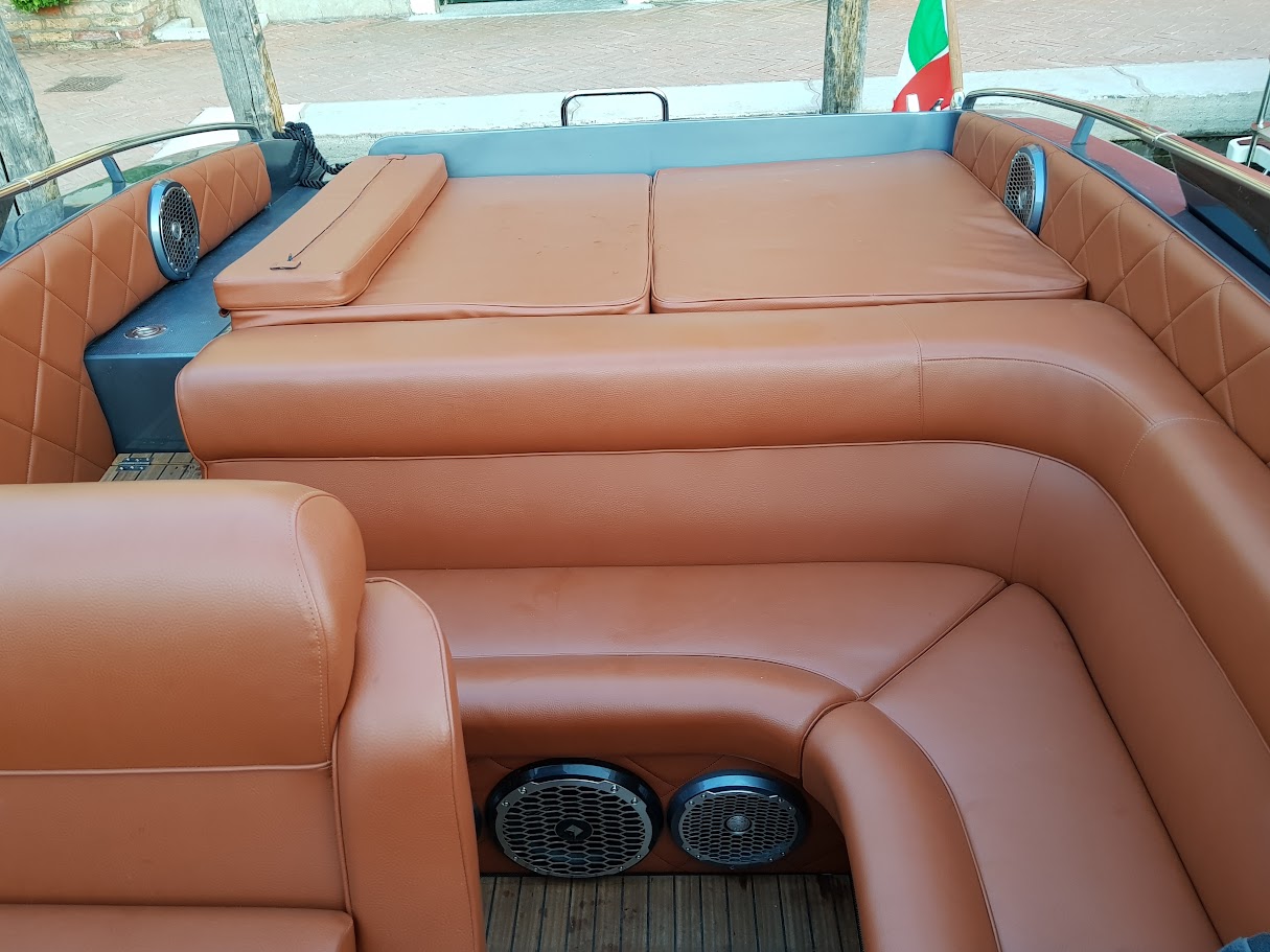 Prendisole, divani e diffusori Rockford Fosgate
