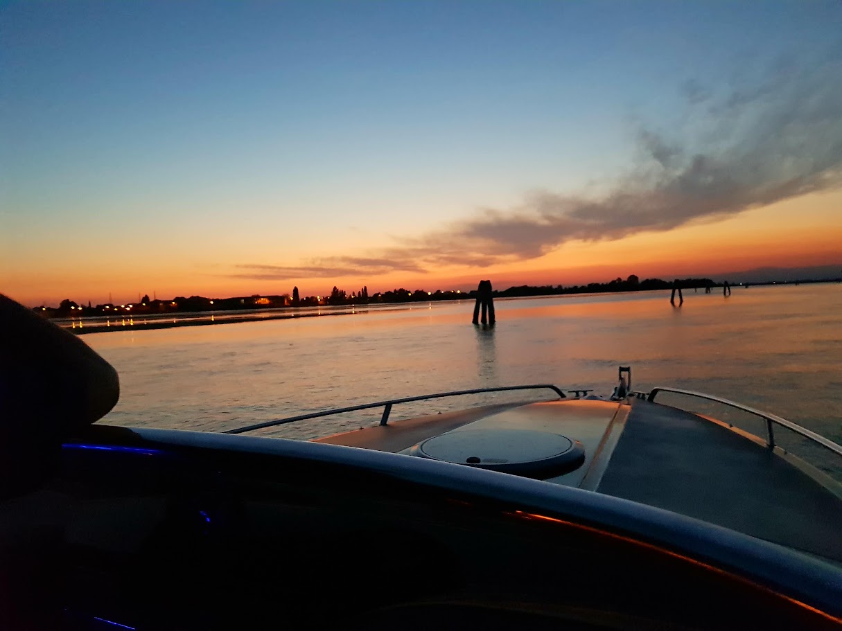 Navigazione al tramonto nella Laguna di Venezia