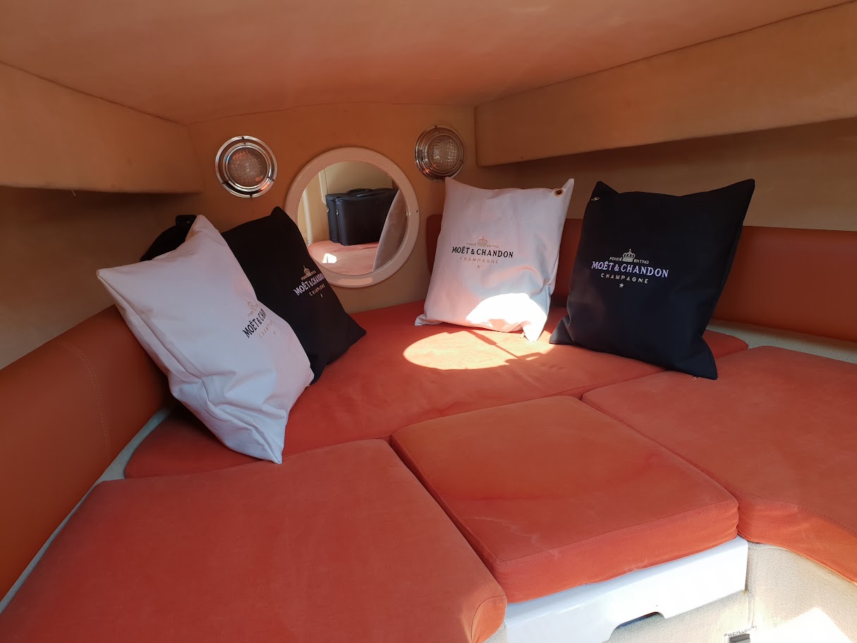Cabina interna con rivestimenti e letto matrimoniale