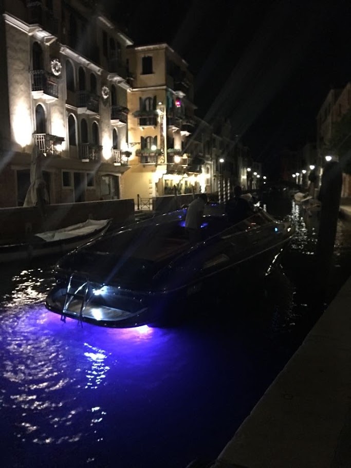 Mostes 29 in navigazione notturna con illuminazione a LED