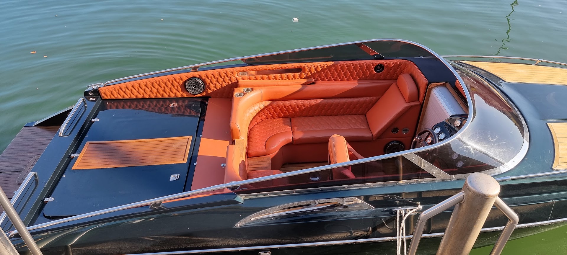 Pozzetto del motoscafo con pelle nautica e teak