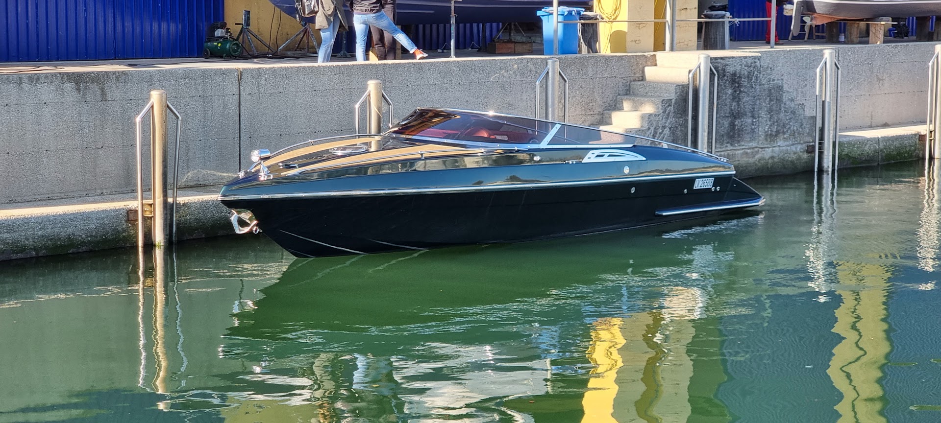 Motoscafo sportivo di 8 metri restaurato in verde Racing metallizzato