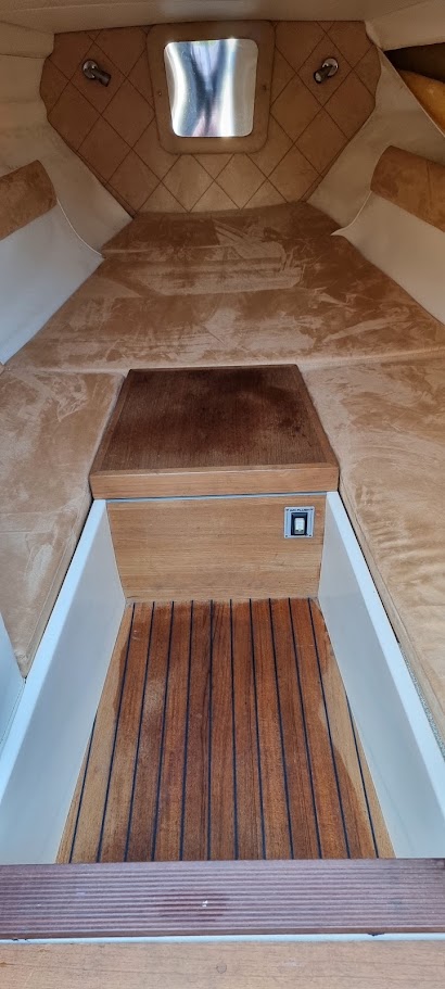 Cabina anteriore e pavimento in teak