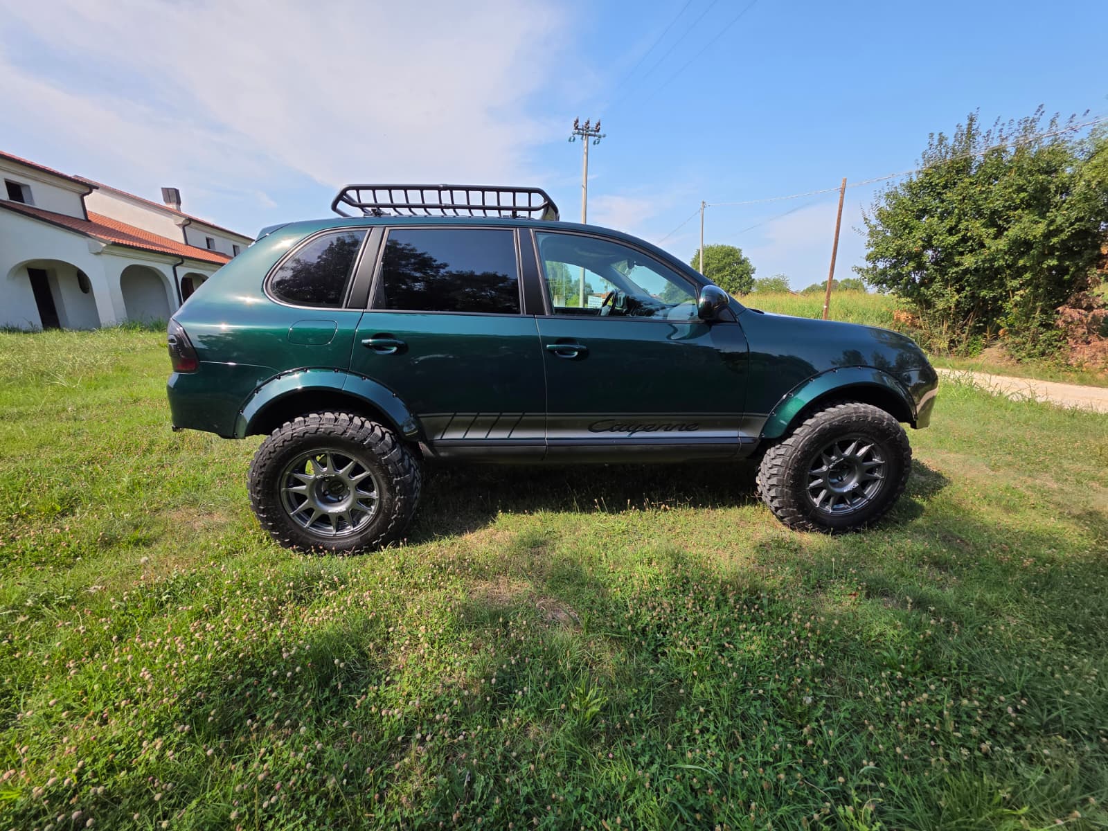 Porsche Cayenne S Offroad profilo nel verde