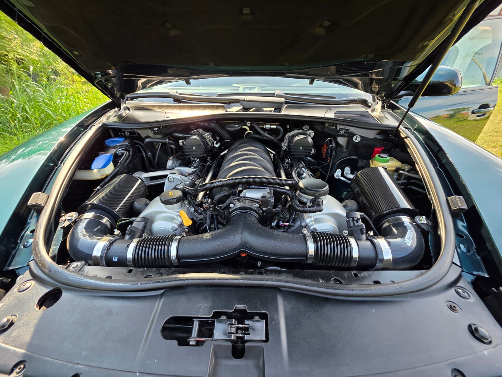 Motore Porsche V8 4.5 con aspirazione modificata