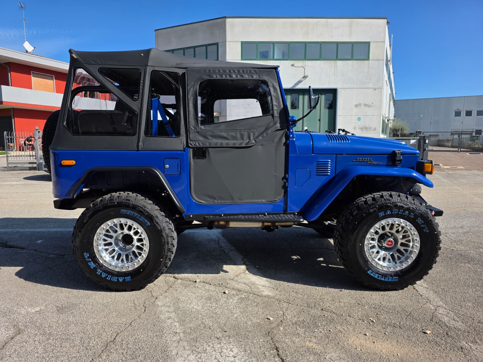 Toyota Land Cruiser BJ42 blu pastello – fotografia 4 di 16