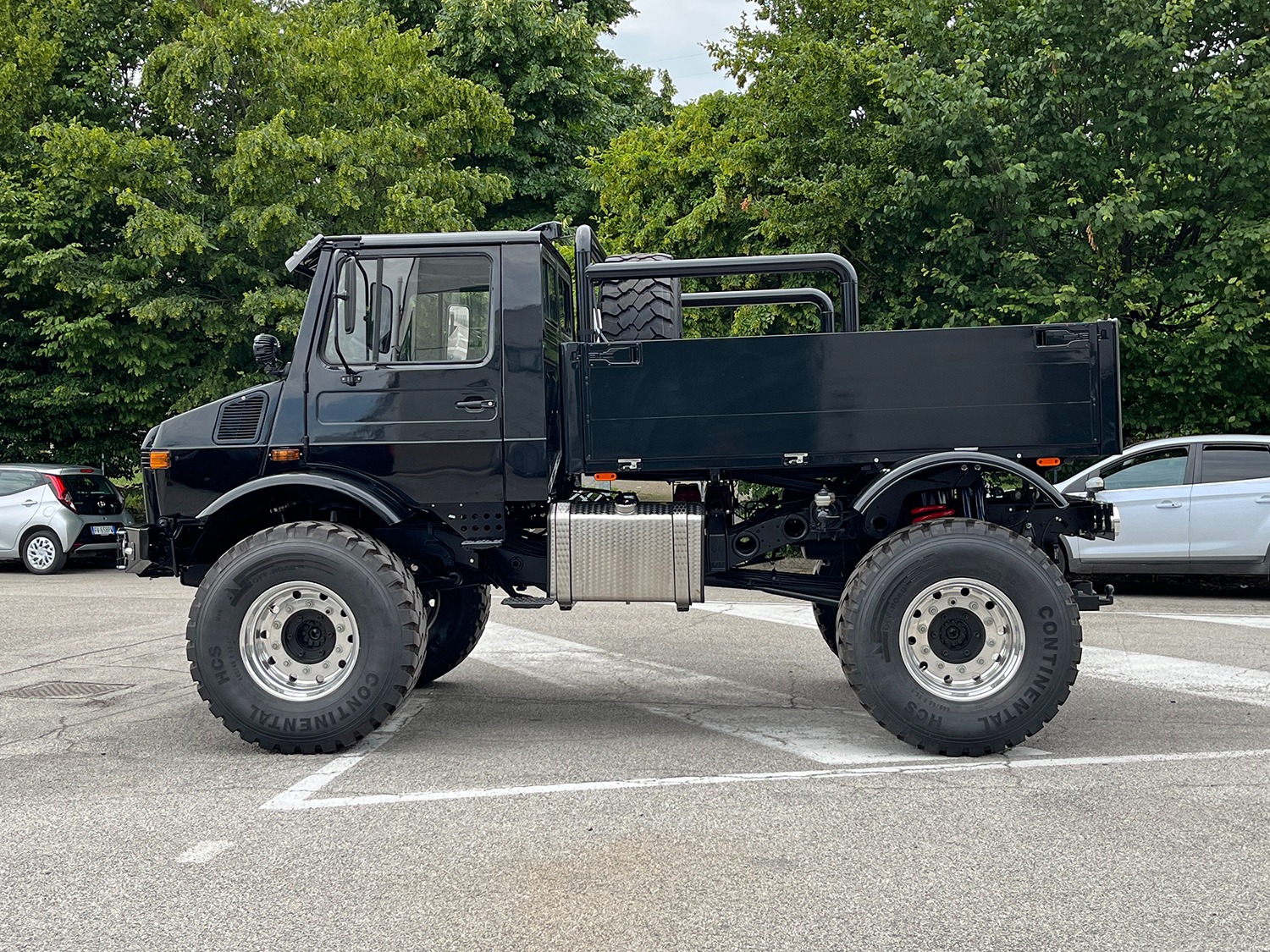 Unimog Pick-up nero con assetto rialzato vista laterale