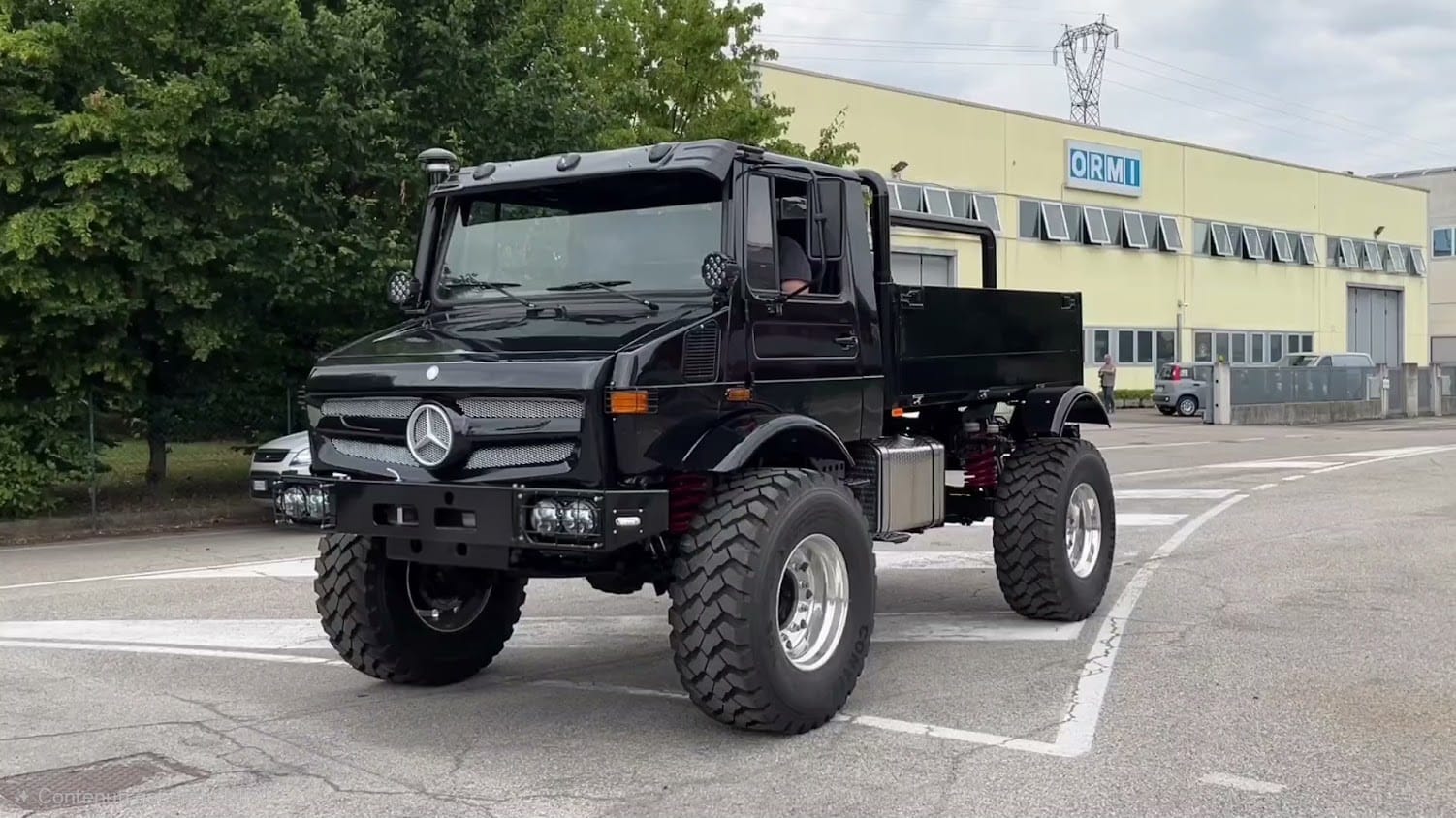 Mercedes Unimog Pick-up Turbo nero realizzato su misura