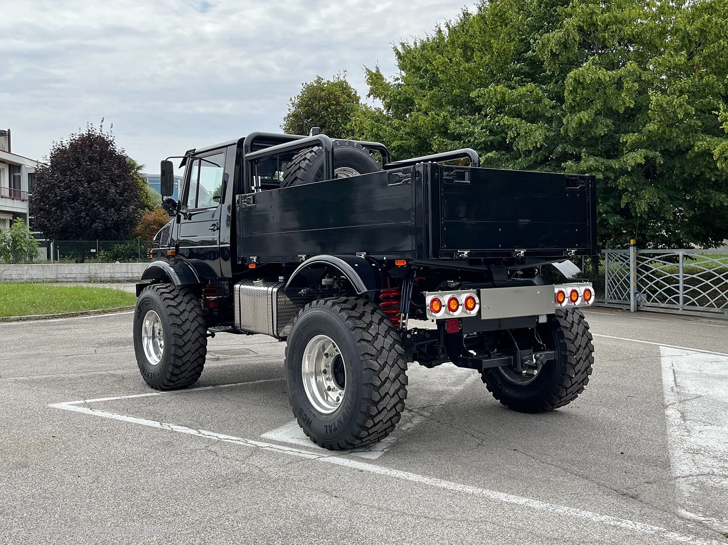 Unimog Pick-up nero vista posteriore