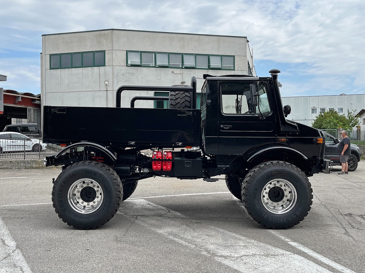 Unimog nero vista laterale destra
