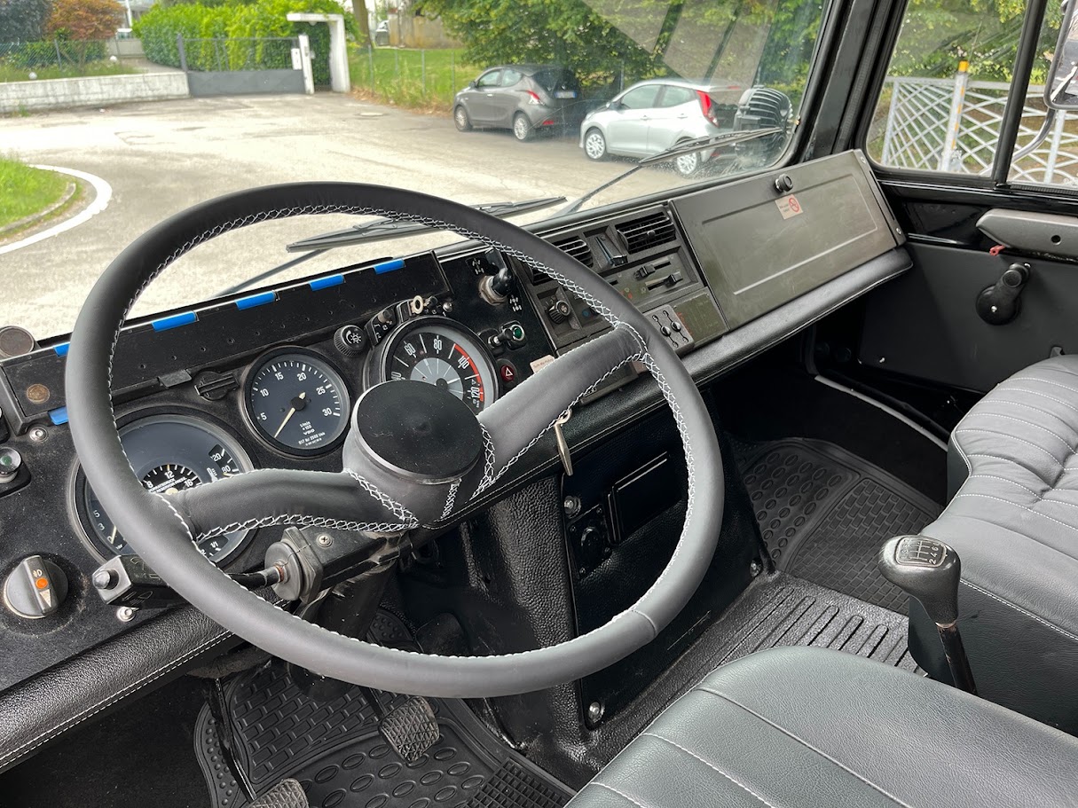 Plancia e volante rivestito della cabina Unimog